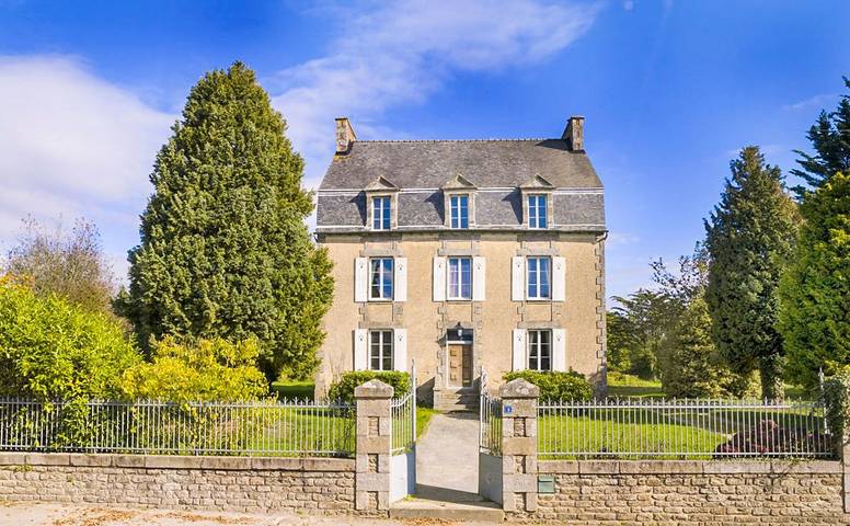 Location de vacances pour 8 personnes, avec terrasse et jardin à Ménéac