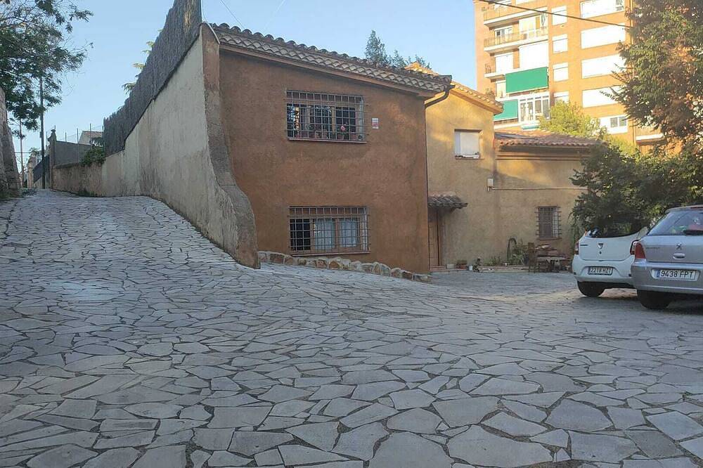 Apartamento entero, App., 25 min plaça de Catalunja, rural quiet environment with parking lot in Distrito de Horta-Guinardó, Barcelona