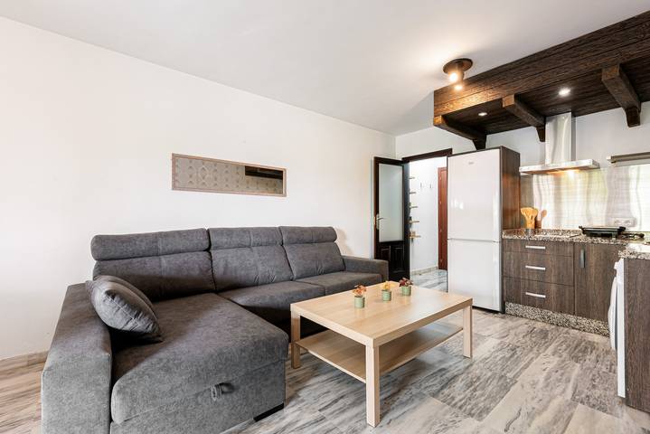 Entire apartment, Apartment 'Apartamento Mefistofeles' with Private Terrace, Wi-Fi & Air Conditioning in Malaga, Cordillera Penibética