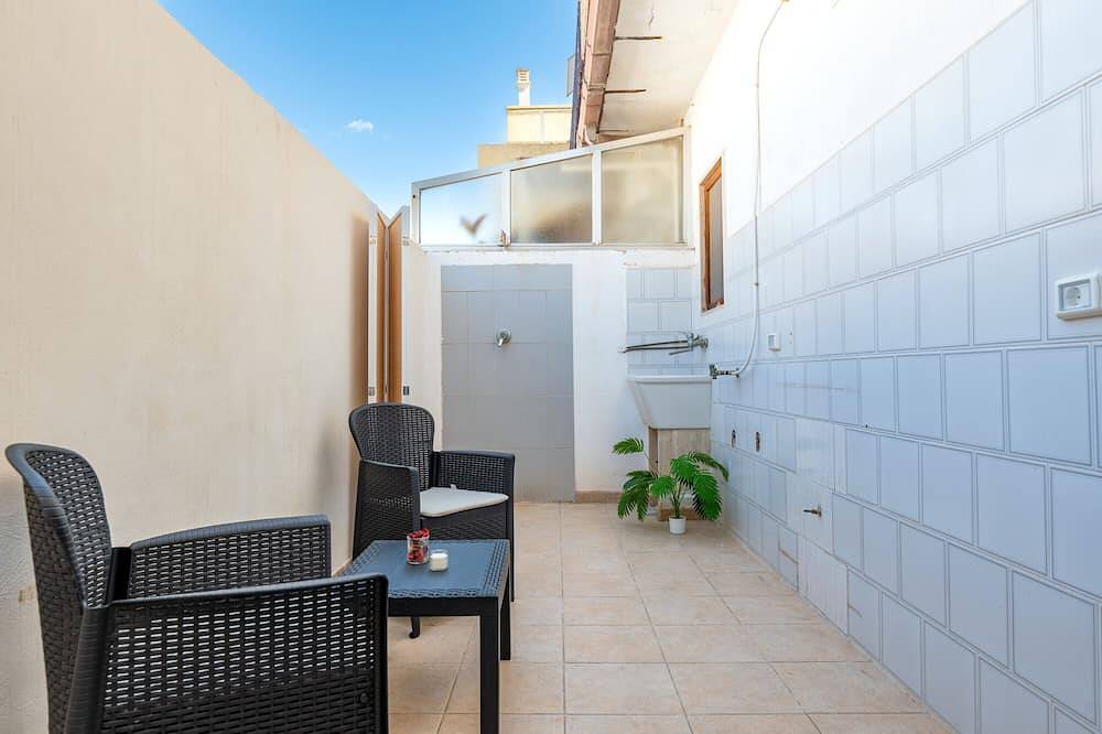 Entire apartment, Apartment 'Nel Blu De Pinto' with Private Terrace in Pulsano, Gulf of Taranto