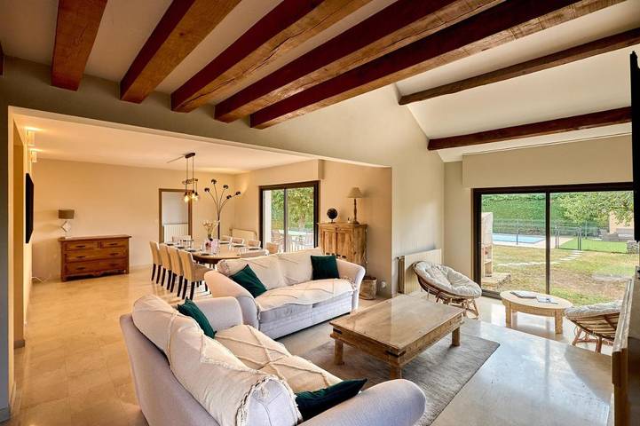 Location de vacances pour 12 personnes, avec vue ainsi que piscine et jardin dans Circuit de Nevers Magny Cours - 2