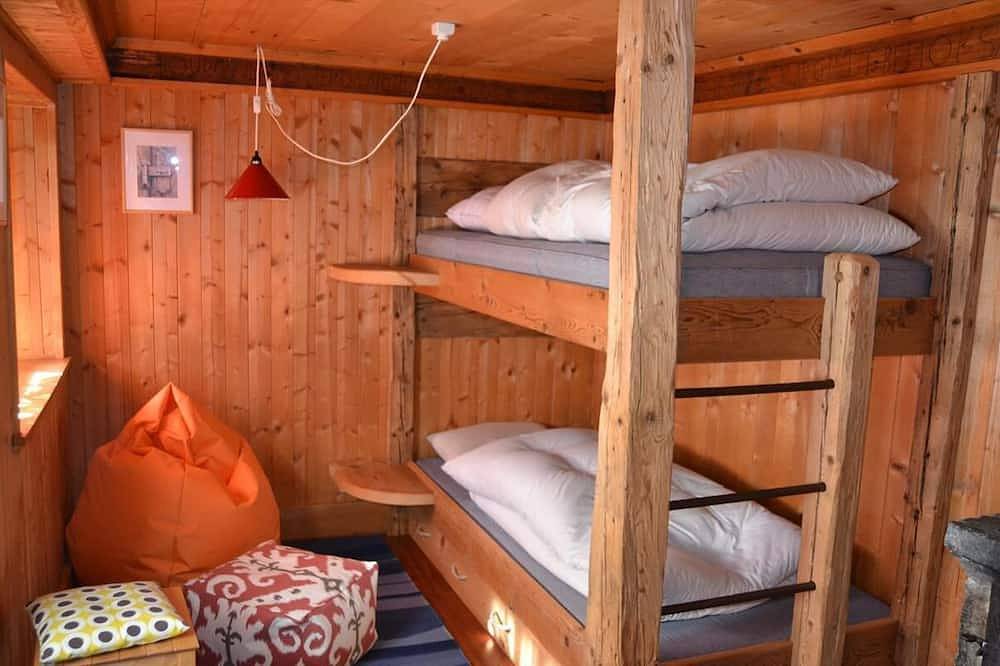 Außenbereich: Ferienhaus für 6 Personen, Balkon und Terrasse mit Gartenmöbeln -Innenbereich: 80 m2, in Saint Luc, Anniviers