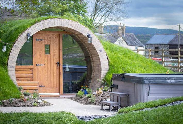 Glamping for 4 people, with Hot tub and Garden as well as View in Mid-Wales