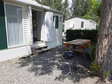 Location de vacances pour 4 personnes, avec terrasse ainsi que vue et piscine à Bourisp