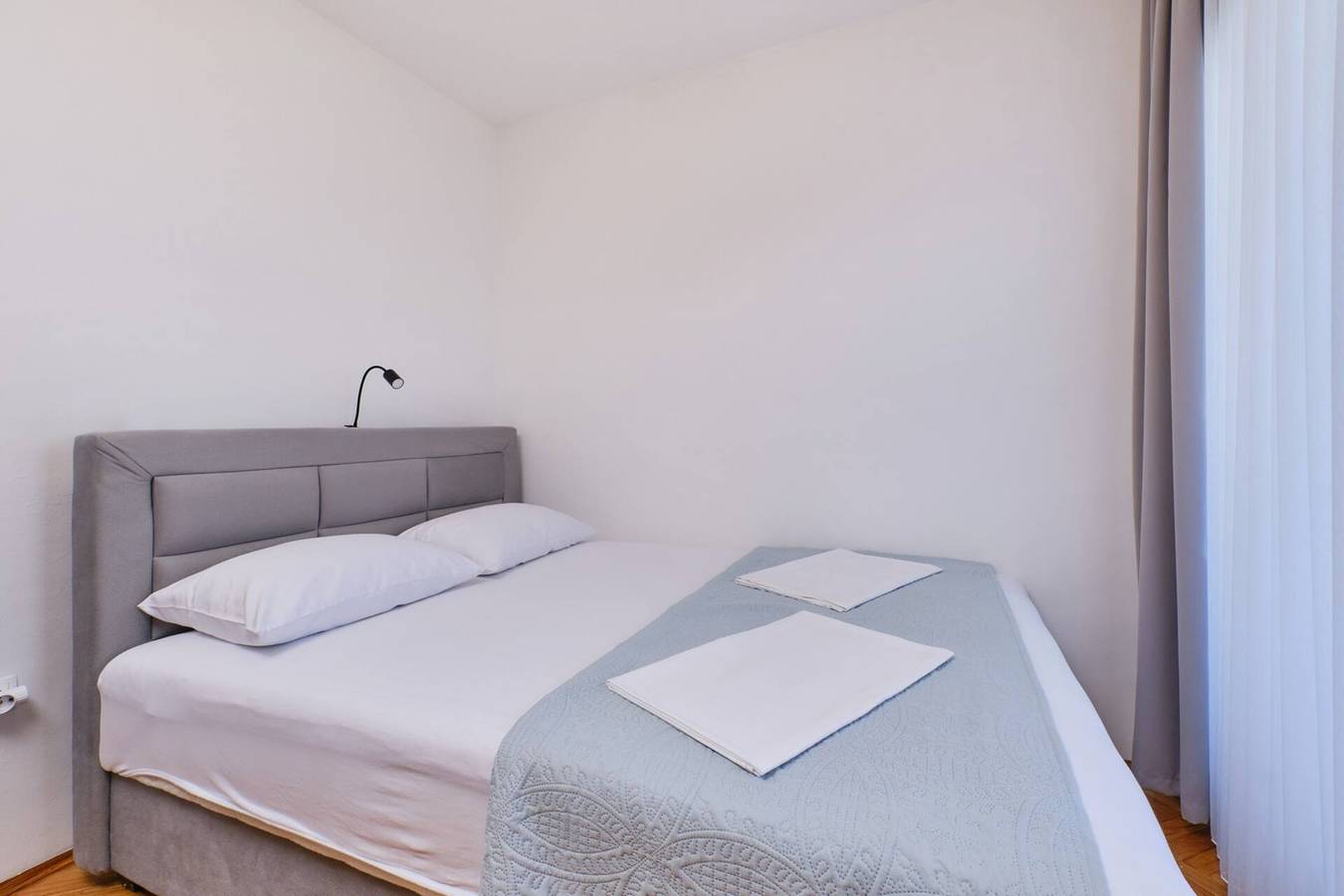 Ganze Wohnung, Das Apartment Billy 1 im ersten Stock bietet Platz für 3 Personen.Es verfügt über ein Schlafzimmer, ein Wohnzimmer, eine Küche, ein Badezimmer mit Dusche und einen Balkon mit Blick auf das Meer. in Mali Lošinj, Lošinj