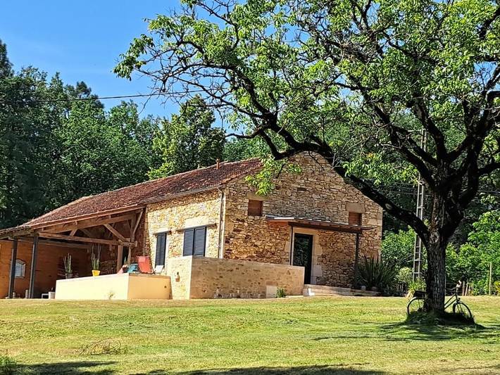 Location de vacances pour 2 personnes, avec Terrasse ainsi que Jardin et Vue à Goujounac