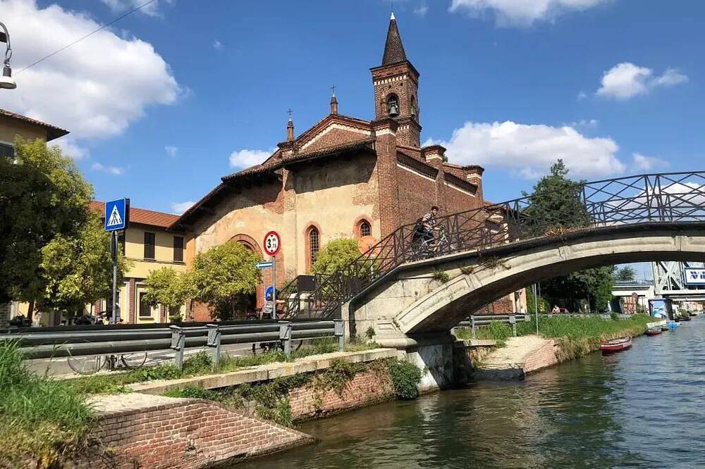 Apartamento entero, Casa del Árbol a lo Largo del Canal Naviglio Grande in Milán, Provincia de Milan