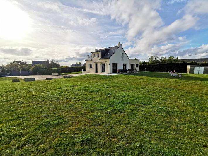 Gîte pour 14 personnes, avec jardin ainsi que terrasse et piscine à Ambon - 2