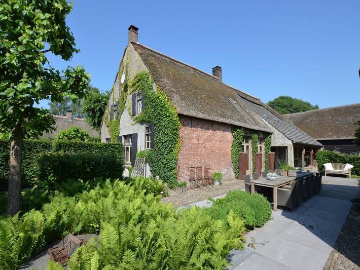 Ferienhaus für 16 Personen, mit Whirlpool und Terrasse sowie Garten und Pool