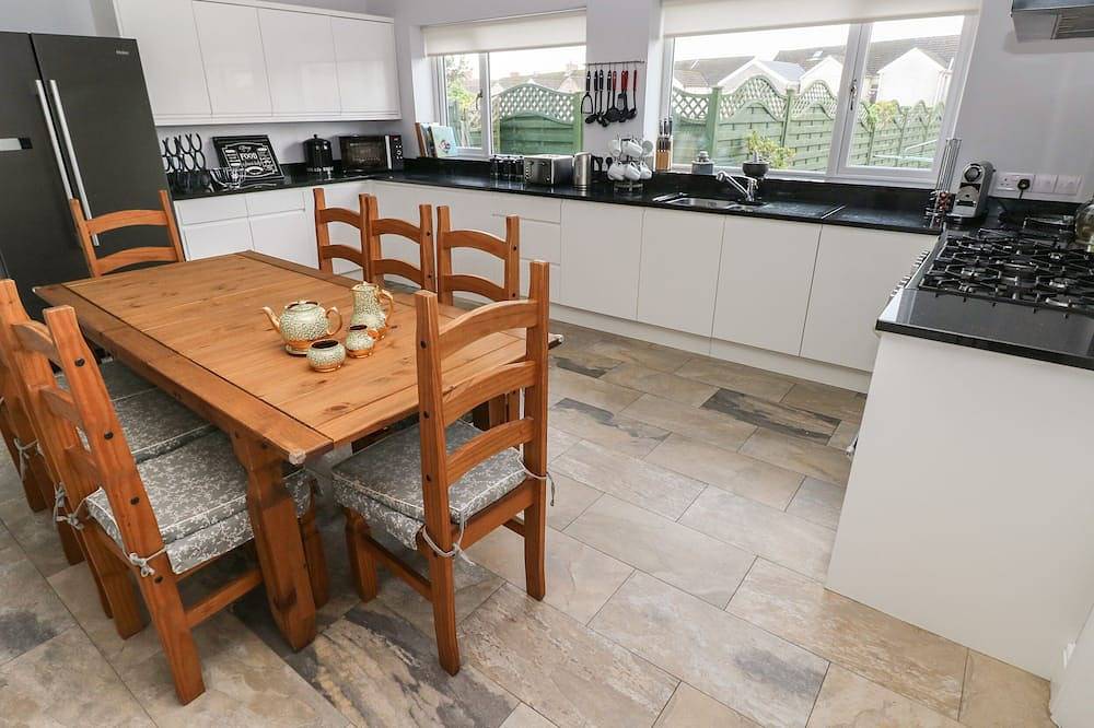 Llygad Yr Haul (Sun), pet friendly, with a garden in Burry Port in Burry Port, Carmarthenshire