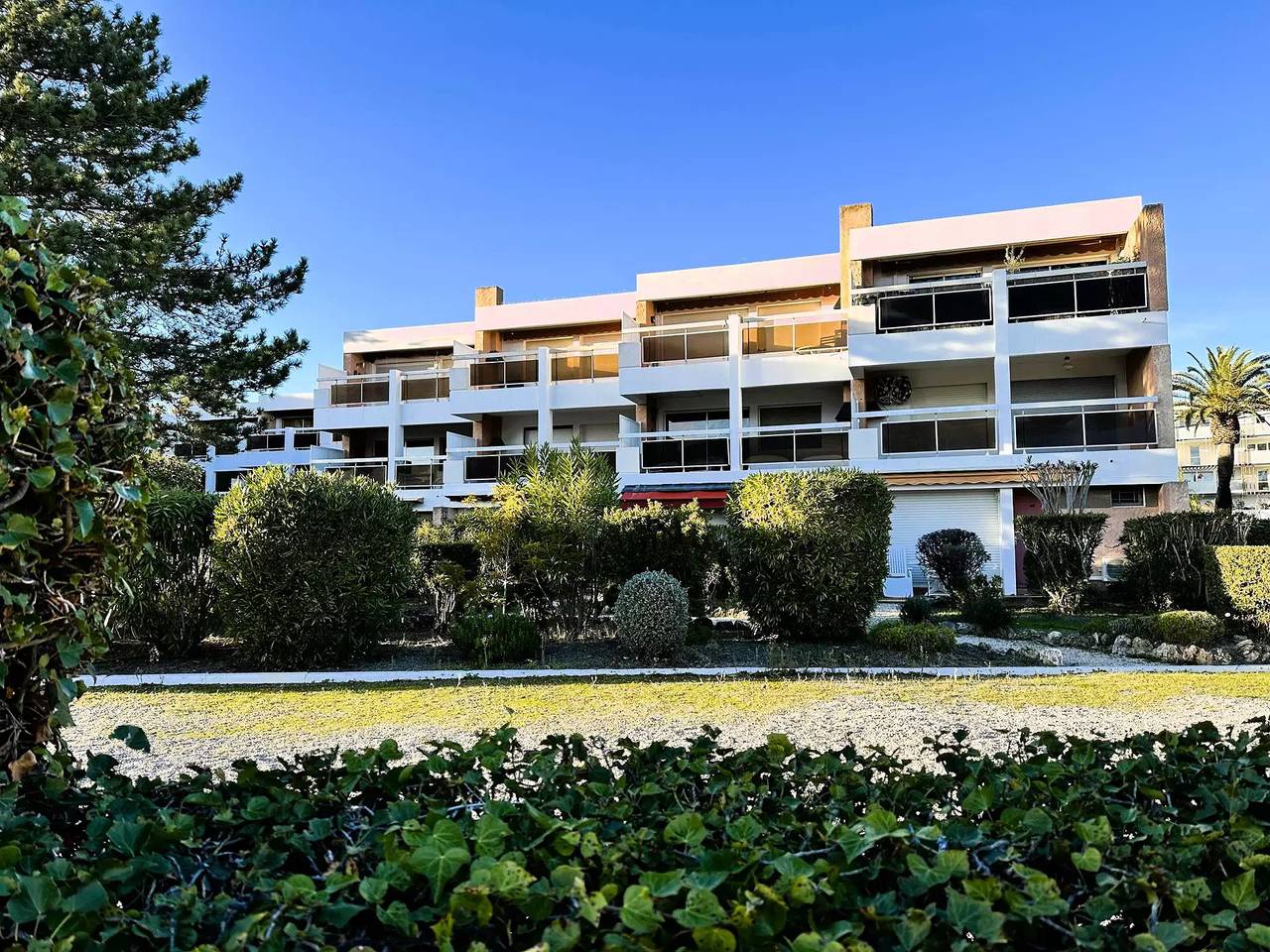 Studio entier, Studio climatisé pour 4 personnes à 50 m de la plage situé aux Salins d'Hyères in Hyeres, Parc national de Port-Cros