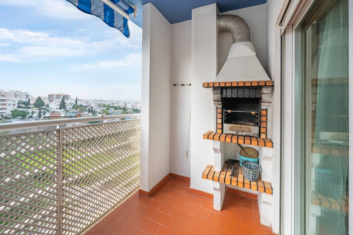 Entire apartment, Sunny Apartment with Shared Pool in Portimão, Faro District