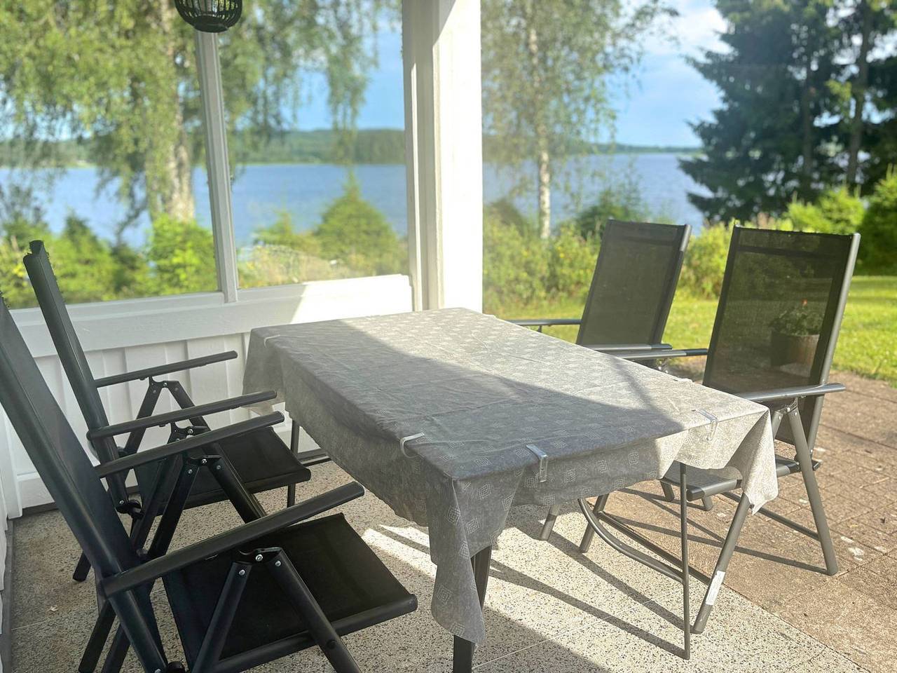 Schwedenhaus am See – Ferienhaus mit Motorboot & Steg in Storfors in Storfors, Värmland