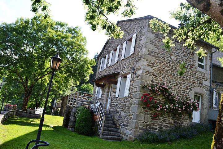 Location de vacances pour 6 personnes, avec jardin ainsi que vue et piscine à Lacrouzette - 3
