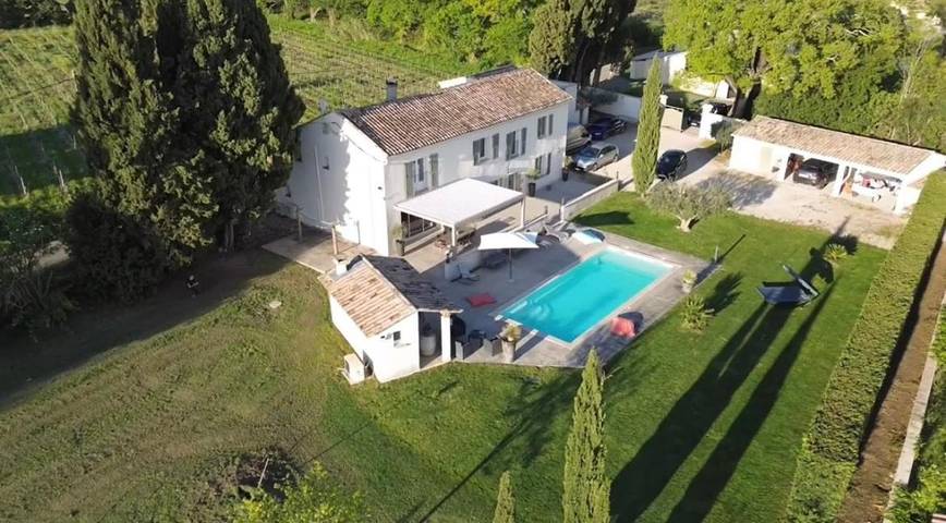 Location de vacances pour 10 personnes, avec Terrasse ainsi que Jardin et Piscine à Travaillan