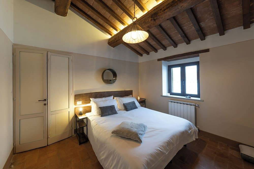 Breathtaking Hillside Retreat - Renovated Apt with Infinity-View Pool in Città di Castello (Italia), Valtiberina