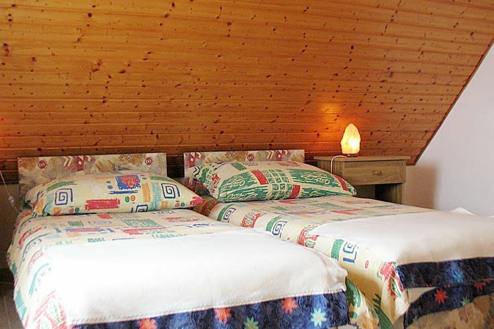 Alleinstehendes Ferienhaus mit Klimaanlage, privatem Pool,  W-Lan, Tv, Terrasse, Parkplatz in Balatonalmadi, Plattensee nordufer