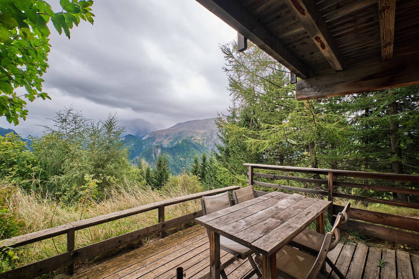 Entire apartment, Apartment 'Les Vallons' with Mountain View, Private Terrace and Wi-Fi in Villard-Reculas, Écrins National Park