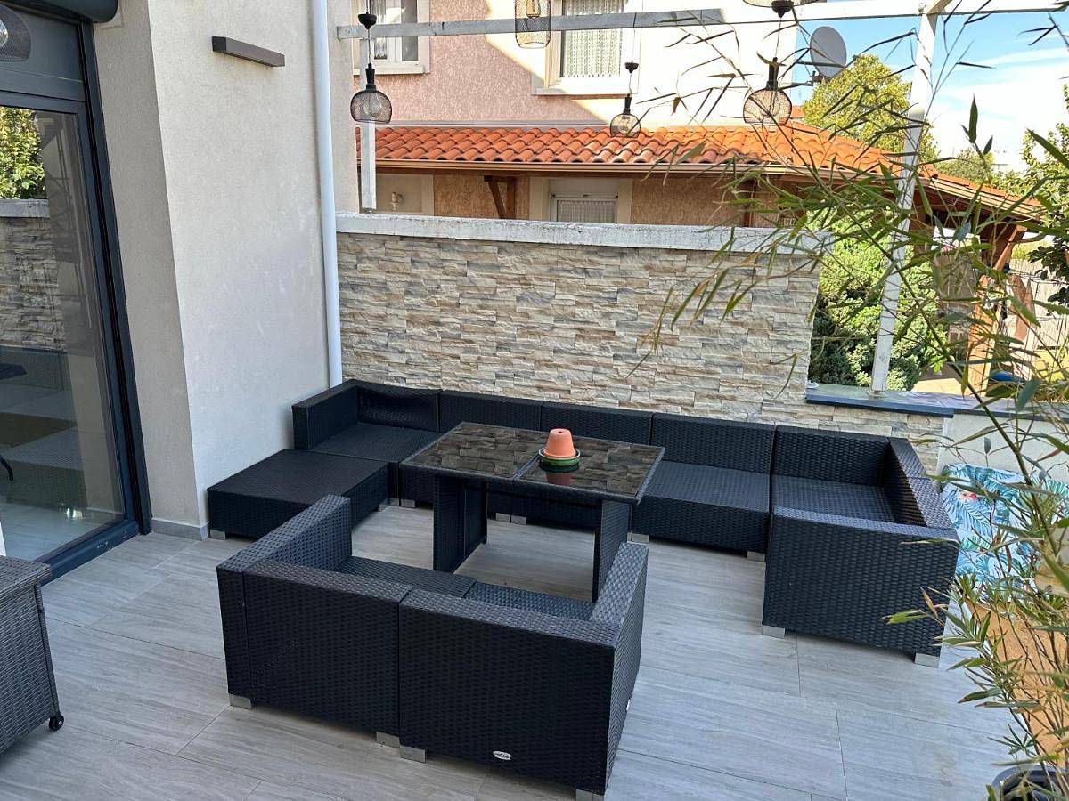 Villa lyon 8e, 8 personnes Piscine jardin, parking privé, terrain de pétanque in Lyon, Lyon et ses environs