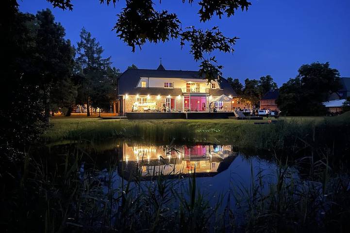 Villa für 25 Personen, mit Whirlpool und Garten in Brandenburg