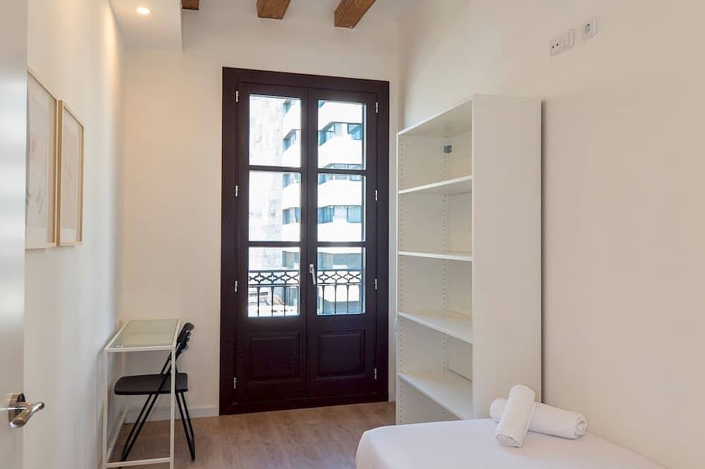 Entire apartment, Bebarceloner Pelayo Apartments - 3 bedrooms, 2 bathrooms in Barcelona Centre, Barcelona