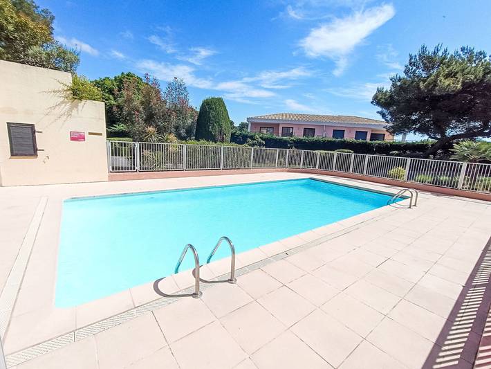 Location de vacances pour 4 personnes, avec balcon et piscine dans Le Dramont