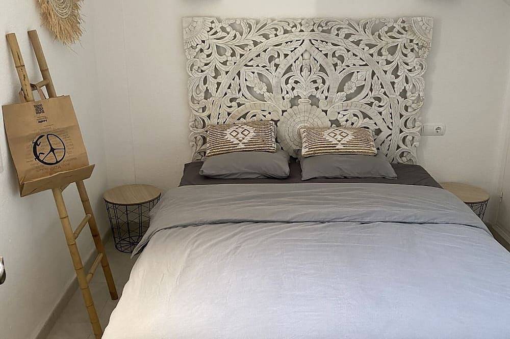 Apartamento entero, Authentic Mediterranean penthouse with sea view and private pool in Cala Tarida, Sant Josep de sa Talaia