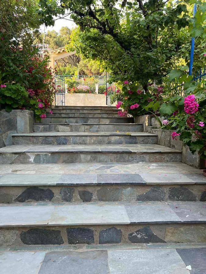 Apartahotel para 2 personas, con jardín además de vistas y balcón en Corfú