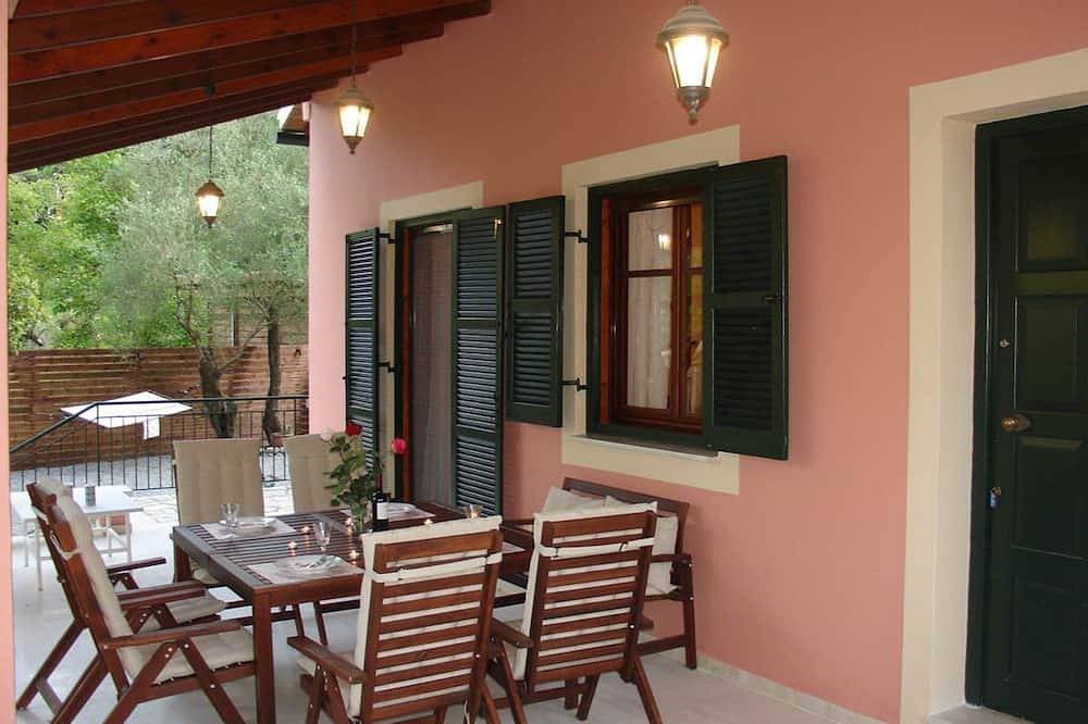 Enchanting Ipsos Haven | 3 Bedrooms | Villa Magia | Al Fresco Dining | Steps. in Ipsos, Corfù