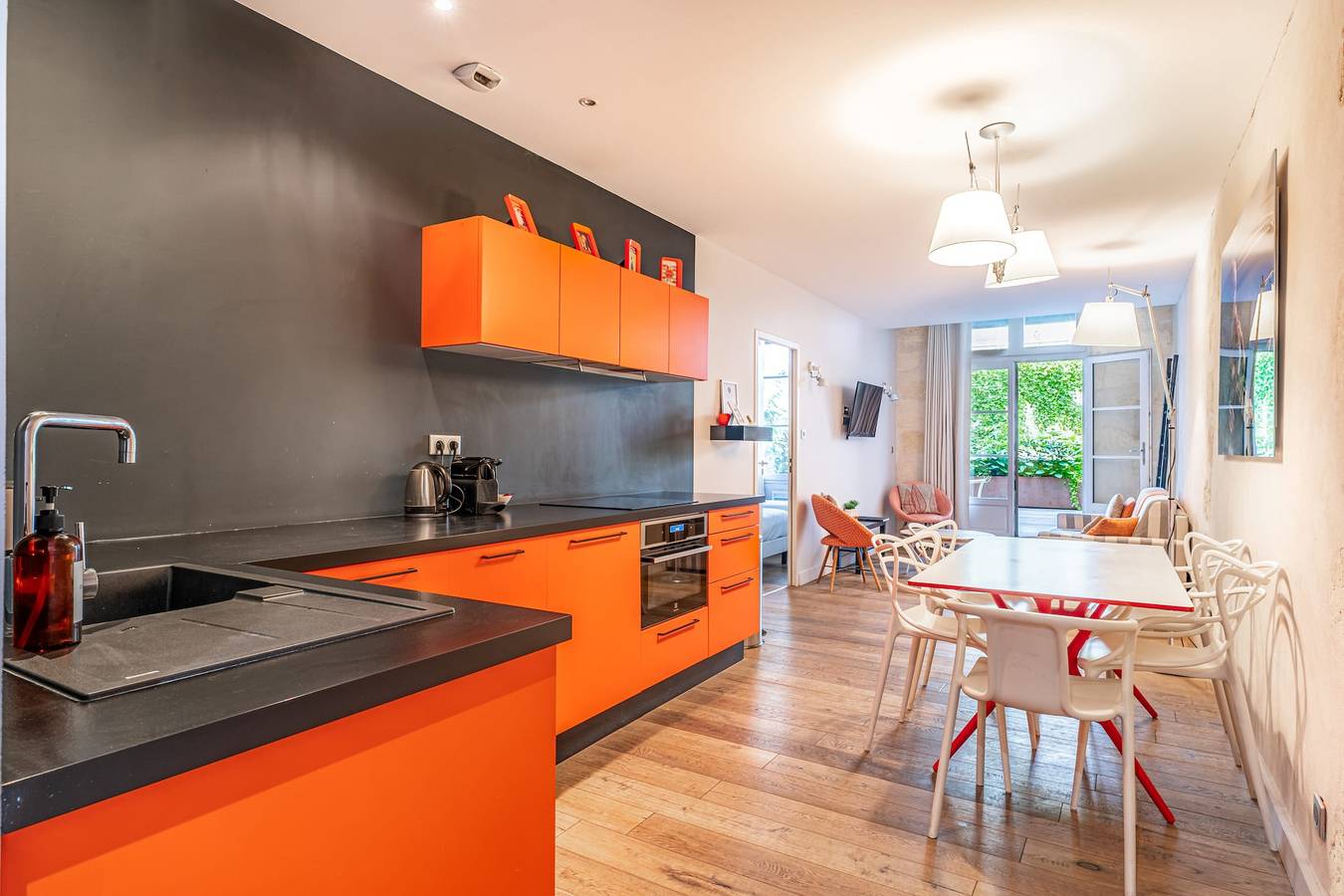 Entire apartment, Superb flat with 2 bedrooms and a huge terrace in Bordeaux, Bordeaux region