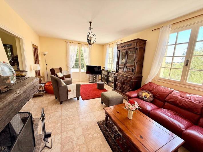 Location de vacances pour 12 personnes, avec Balcon et Terrasse ainsi que Jardin et Vue à Saint-Pierre-de-Varennes - 4