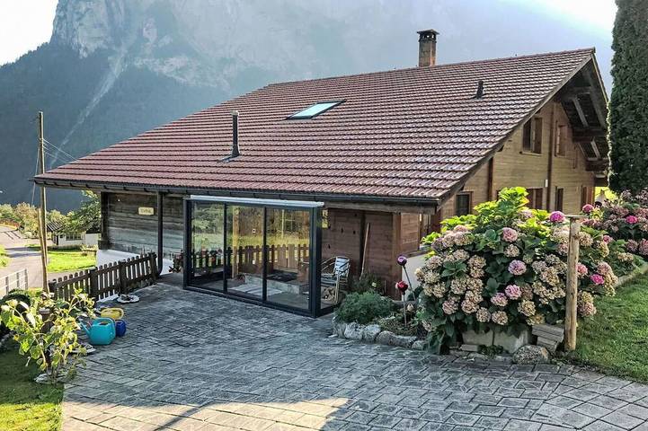 Villa für 4 Personen, mit Pool und Garten in der Schweiz