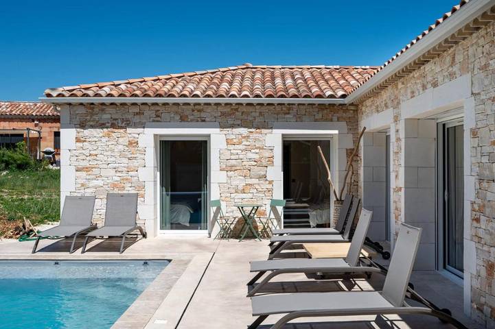 Location de vacances pour 10 personnes, avec vue ainsi que piscine et jardin, animaux acceptés à Saint-Privat-de-Champclos - 4