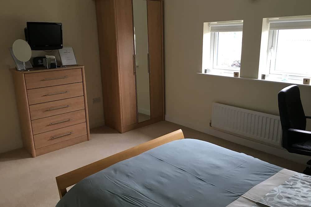 Lakeside very large double en-suite bedroom with fabulous views and facilities in Hampton Hargate and Vale, Peterborough