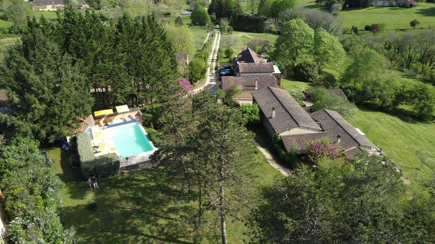 Gîte pour 4 personnes, avec jardin ainsi que terrasse et piscine