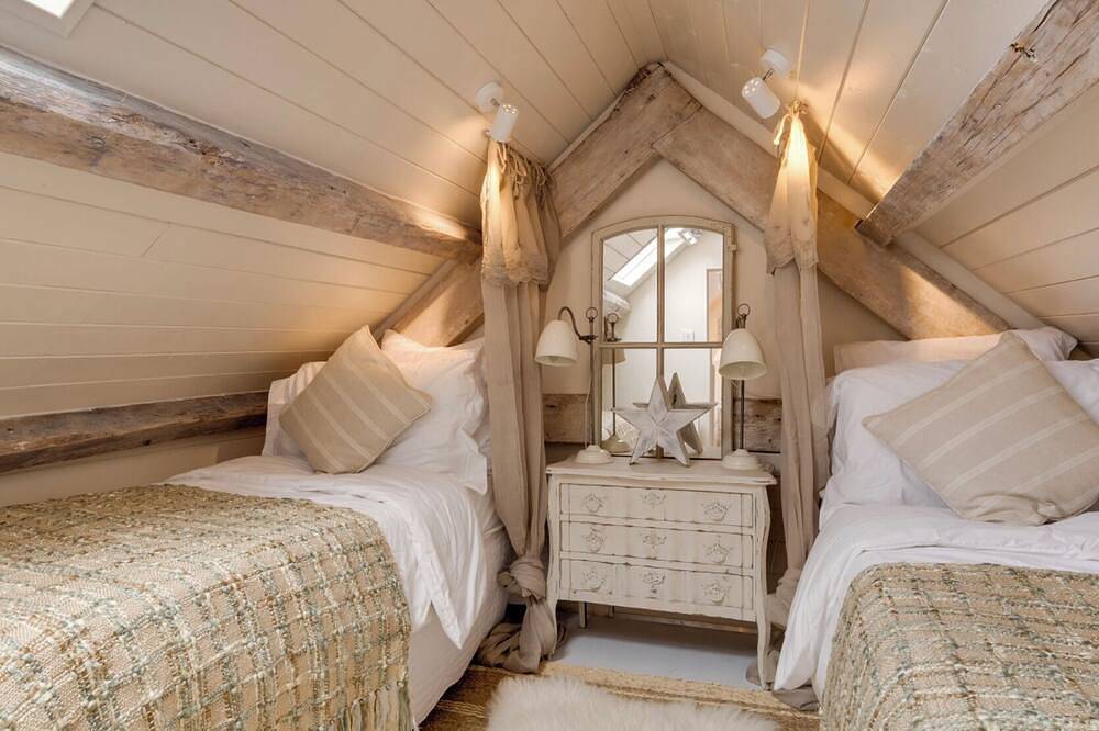 Boutique-style holiday cottage, beautifully decorated with wood burner & hot tub in Llanbedrog, Gwynedd