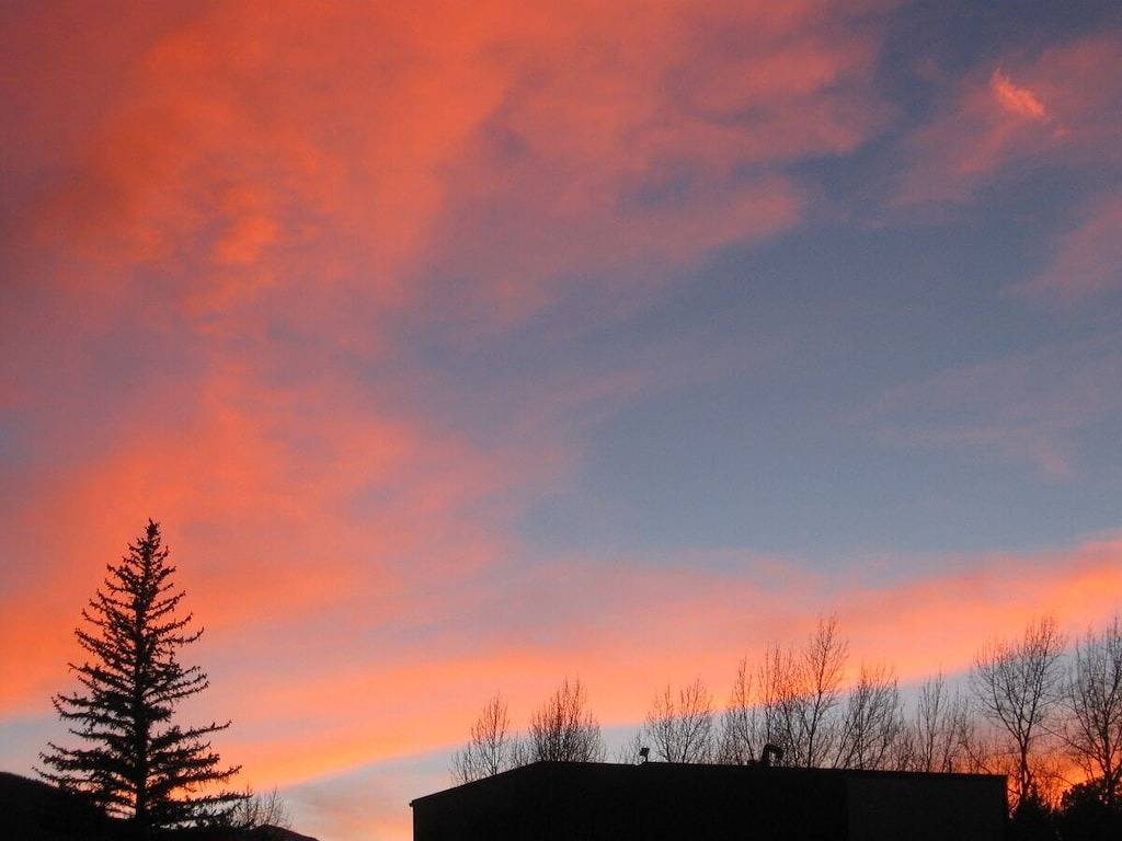 Ganze Wohnung, Downtown Loft mit Balkon, gegenüber dem Zusammenfluss des Flusses, zu Fuß zu Restaurants in Estes Park, Larimer County