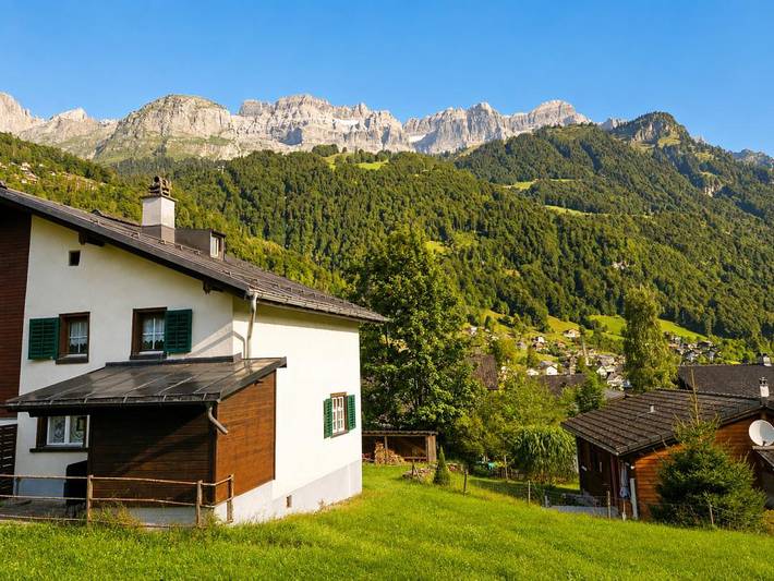 Entire apartment, Holiday apartment for 4 people with garden in Luchsingen-Hätzingen, Glarus Süd