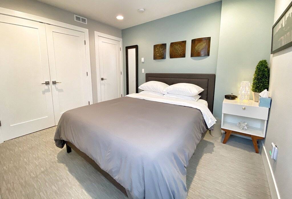 Ganze Wohnung, Luxuriöse private Wohnung - voll ausgestattete Küche, Wäscheservice, Schlafmöglichkeiten für 4, Prime Location! in Portland, Multnomah County