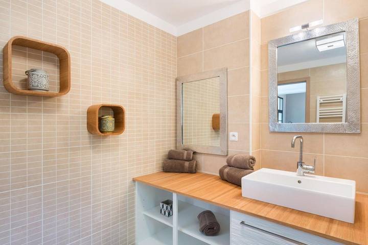 Chambre d’hôte pour 6 personnes, avec Terrasse et Jacuzzi ainsi que Jardin et Piscine à Roquebrune-sur-Argens - 4