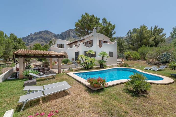 Beautiful Country House with Pool, Garden, Terrace, Balcony & Wi-Fi; Parking Available in Betlem, Artà