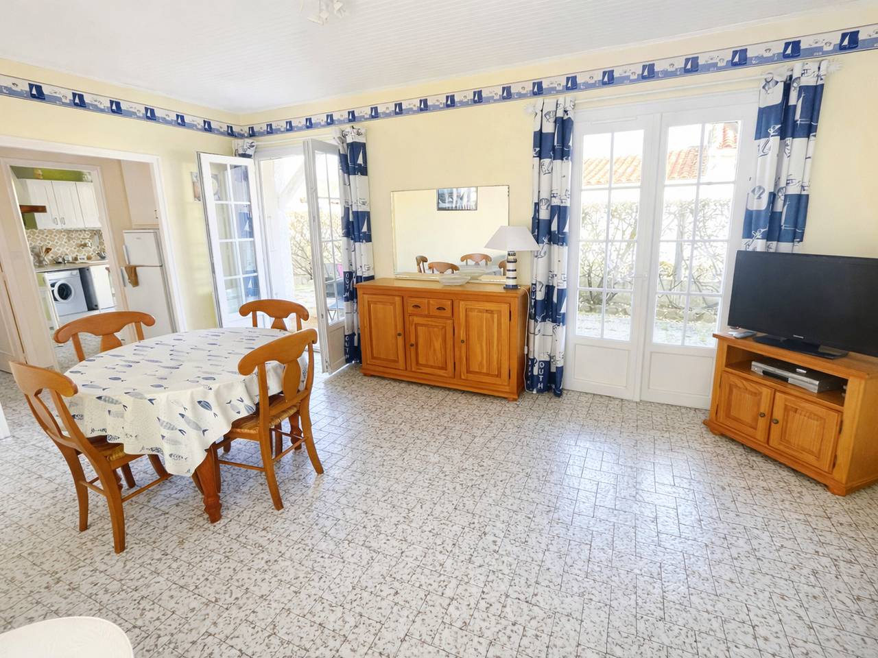 Single-Story House Downtown, Near Beach, Private Garden, Parking, Pets Allowed in La Tranche-sur-Mer, Vendée