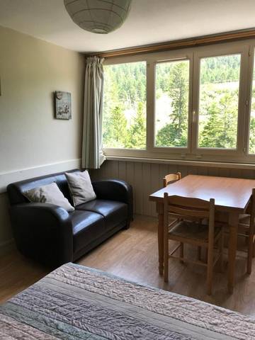Gîte pour 2 personnes, avec balcon et vue, adapté aux familles à Laveissière