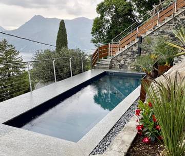 Gîte pour 2 personnes, avec vue sur le lac et piscine ainsi que terrasse et vue dans Perledo