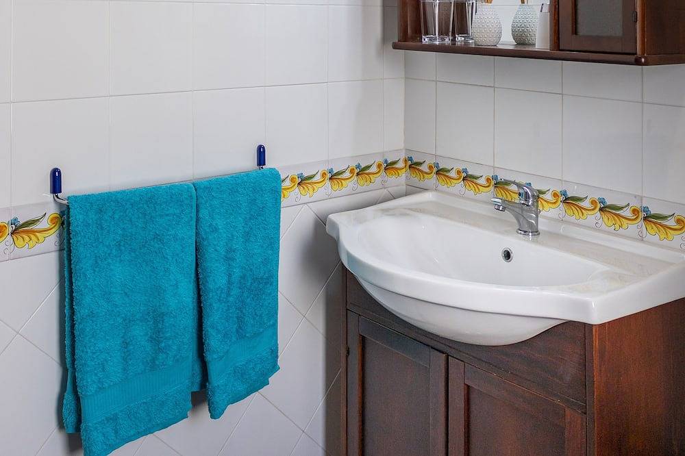 Ganze Wohnung, Segesta Apt: Mediterranean-style in the center of Favignana, 300m from Sea in Favignana Stadt, Favignana