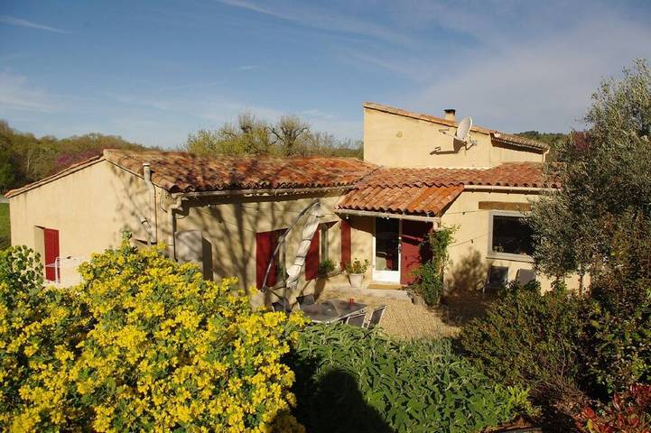 Gîte pour 4 personnes, avec jardin ainsi que piscine et terrasse à Caseneuve