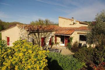 Gîte pour 4 personnes, avec jardin ainsi que terrasse et piscine à Caseneuve