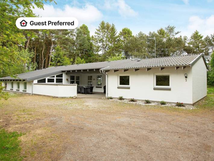 Feriehus for 14 personer, Jacuzzi og Terrasse i tillegg til Badebasseng og Sauna i Sæby