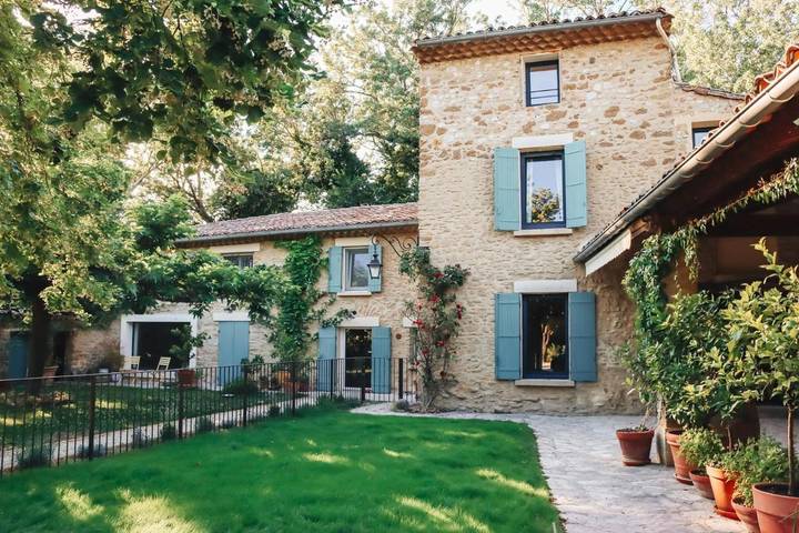 Location de vacances pour 2 personnes, avec Terrasse et Jardin ainsi que Piscine et Vue à Beaumes-de-Venise