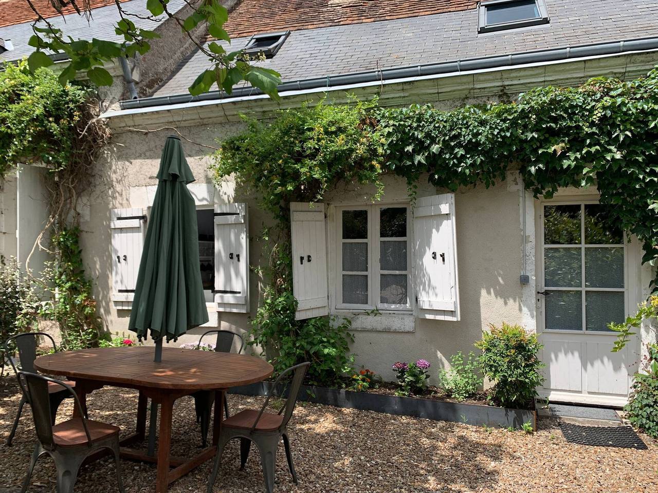 Gîte Les Hortensias avec piscine partagée, terrasse privée et Wi-Fi in Monteaux, Région de Blois
